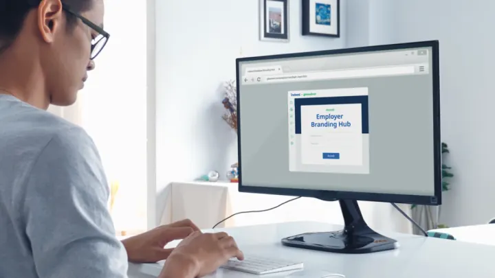 Persona al computer con la schermata di accesso all’Employer Branding Hub di Indeed e Glassdoor